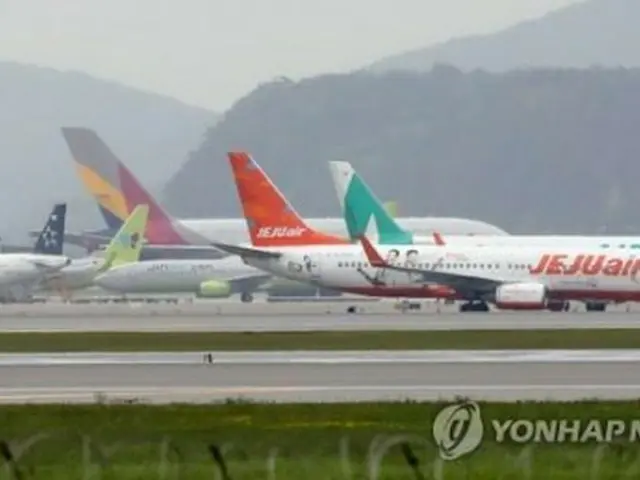 仁川国際空港に駐機中の旅客機（資料写真）＝（聯合ニュース）