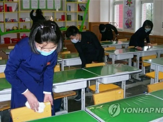 教室の掃除をする北朝鮮の生徒（対外宣伝用ウェブサイト「ネナラ」から）＝（聯合ニュース）≪転載・転用禁止≫