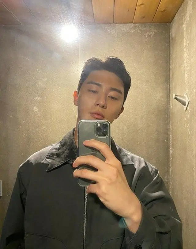 韓国ドラマ「梨泰院クラス」のパク・セロイからすっかり脱して、俳優パク・ソジュンの新しいヘアスタイルが公開されて話題になっている。（画像提供:OSEN）