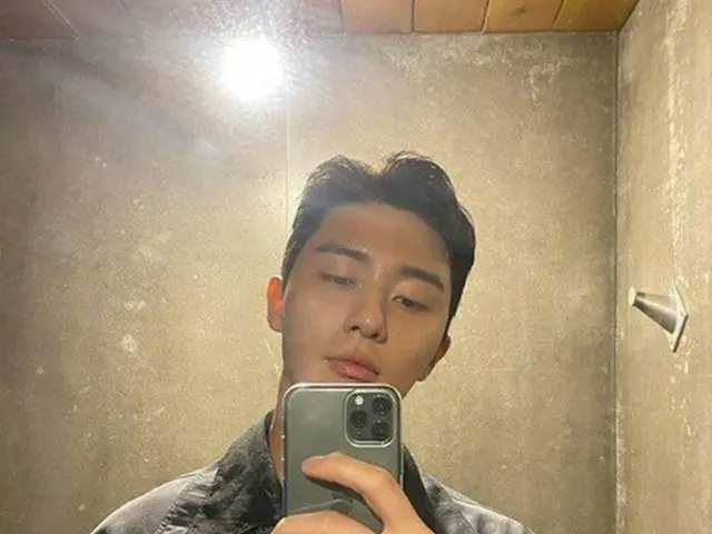 韓国ドラマ「梨泰院クラス」のパク・セロイからすっかり脱して、俳優パク・ソジュンの新しいヘアスタイルが公開されて話題になっている。（画像提供:OSEN）