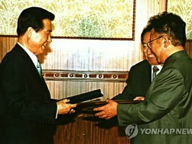 2000年6月14日、平壌の迎賓館で合意文書を交換する金大統領（左）と金委員長＝（聯合ニュース）