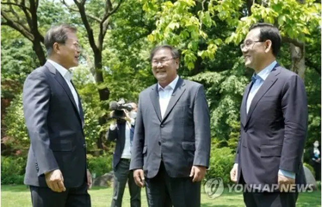 文大統領は青瓦台で与党「共に民主党」の金太年（キム・テニョン）院内代表、最大野党「未来統合党」の朱豪英（チュ・ホヨン）院内代表と昼食を取りながら意見交換した。会合前、談笑する（左から）文大統領、金氏、朱氏＝２８日、ソウル（聯合ニュース）