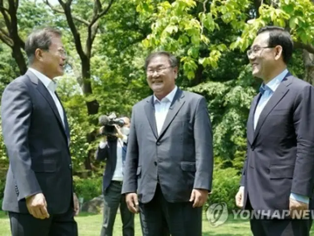 文大統領は青瓦台で与党「共に民主党」の金太年（キム・テニョン）院内代表、最大野党「未来統合党」の朱豪英（チュ・ホヨン）院内代表と昼食を取りながら意見交換した。会合前、談笑する（左から）文大統領、金氏、朱氏＝２８日、ソウル（聯合ニュース）