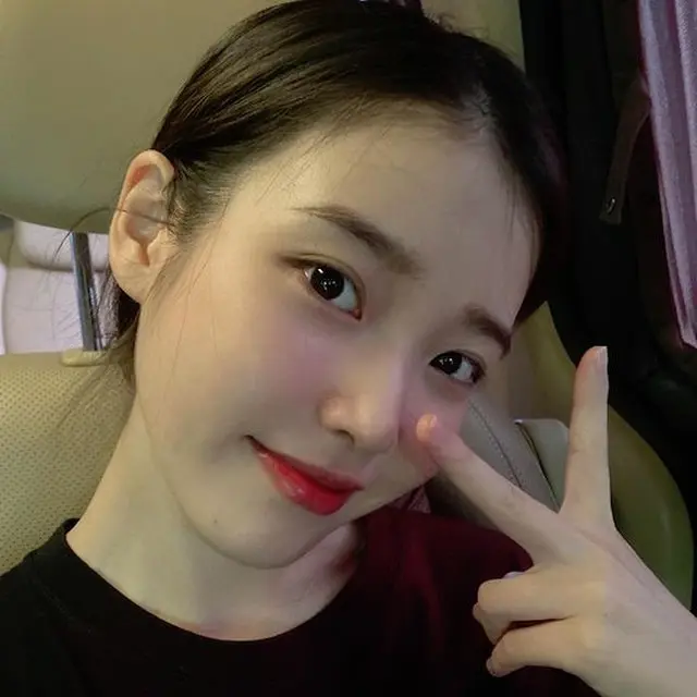 歌手IU(アイユー)、ファン心を狙撃する美貌に茶目っ気まで（提供:OSEN）