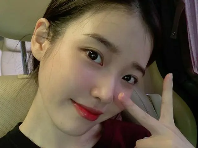 歌手IU(アイユー)、ファン心を狙撃する美貌に茶目っ気まで（提供:OSEN）