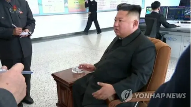朝鮮中央テレビは金委員長が5月1日、肥料工場の完成式に出席したと報じた。工場内で喫煙する金委員長（同テレビより）＝（聯合ニュース）≪転載・転用禁止≫