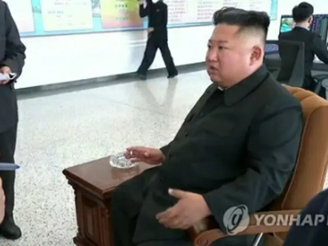 朝鮮中央テレビは金委員長が5月1日、肥料工場の完成式に出席したと報じた。工場内で喫煙する金委員長（同テレビより）＝（聯合ニュース）≪転載・転用禁止≫