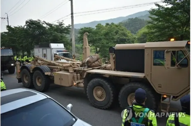 星州のTHAAD基地に入る軍装備（韶成里総合状況室提供）＝（聯合ニュース）≪転載・転用禁止≫