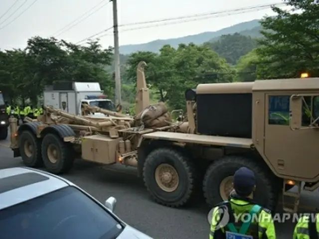 星州のTHAAD基地に入る軍装備（韶成里総合状況室提供）＝（聯合ニュース）≪転載・転用禁止≫