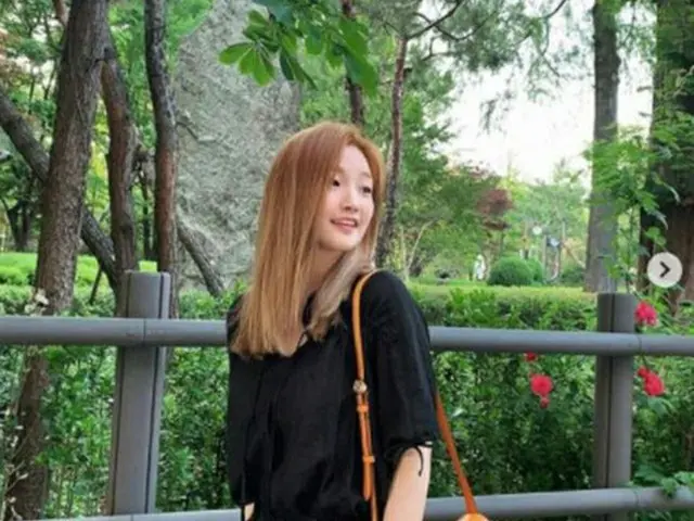 女優パク・ソダム、緑の木々をバックにゆとりある近況を報告…さらに美しさをアップグレード（提供:OSEN）