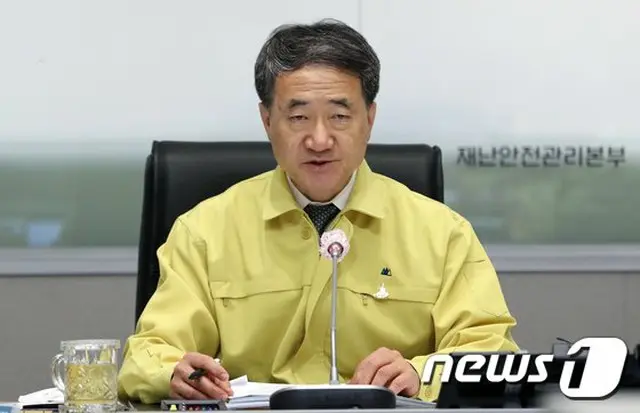 韓国のパク・ヌンフ保健相は、不必要な外出と集まりを自粛してほしいとうったえた（提供:news1）