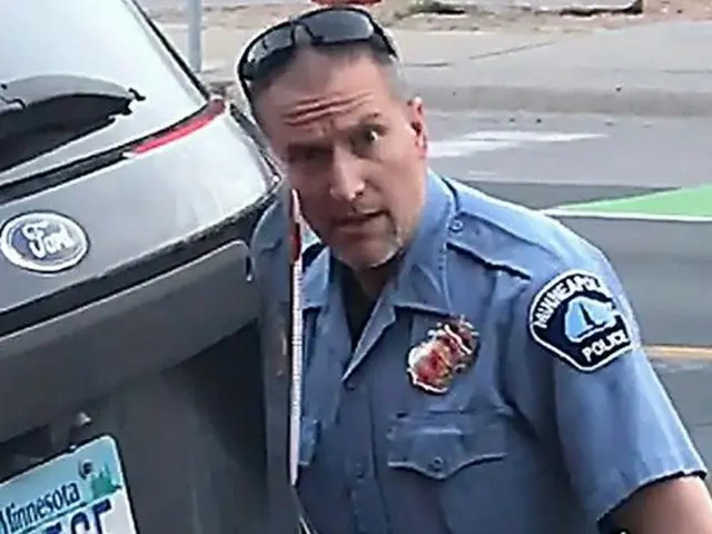 「息ができない」黒人を死亡させた警察官が離婚手続き＝米国（YouTubeより）