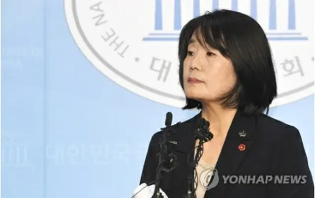 国会で会見を行う尹氏＝２９日、ソウル（聯合ニュース）