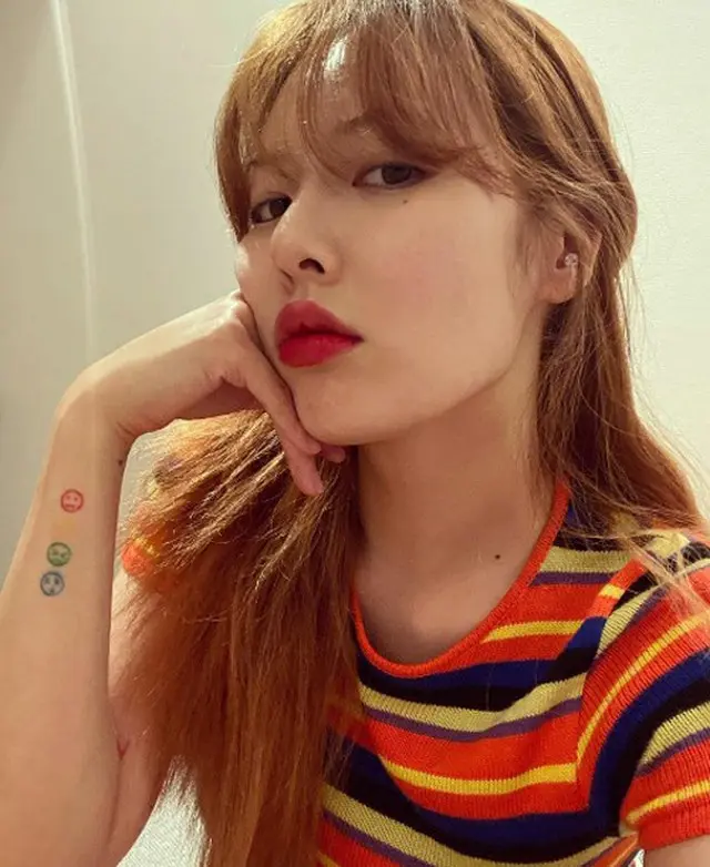 ヒョナ、カラフルな日常公開 ”真っ赤なリップ＋セクシーな眼差し”（画像:ヒョナSNS）