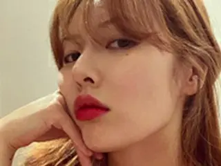 ヒョナ、カラフルな日常公開 ”真っ赤なリップ＋セクシーな眼差し”