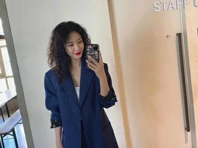 女優ハン・イェスル、シックでセクシー…ヒッピー風パーマでかわいさが限界突破（提供:OSEN）