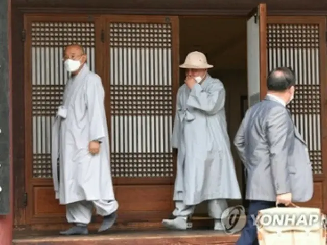 ソウル市内の寺で行われた理事会を終え会場を後にする理事ら。同法人の理事会は曹渓宗の僧侶８人と一般人の社外理事３人で構成されている＝（聯合ニュース）