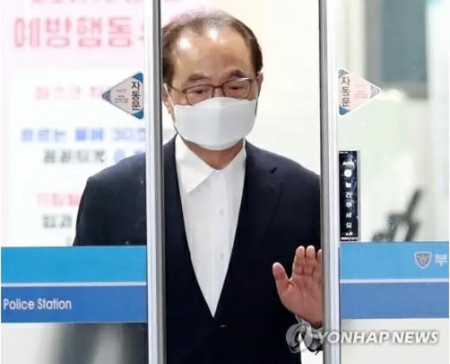 留置場を出る呉氏＝２日、ソウル（聯合ニュース）