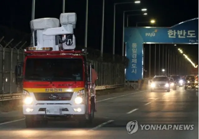 1月30日夜、共同連絡事務所から韓国に戻る韓国電力の車両＝（聯合ニュース）