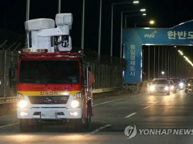 1月30日夜、共同連絡事務所から韓国に戻る韓国電力の車両＝（聯合ニュース）