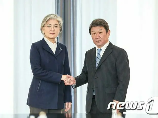 韓国外交部のカン・ギョンファ（康京和）長官が3日、茂木敏充外相に日本の輸出規制措置が持続されることに対して、遺憾を表明した。（提供:news1）