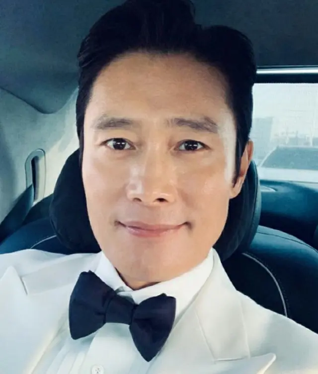 俳優のイ・ビョンホン、タキシード姿で近況報告…「『大鐘賞』へ移動中」＝男優主演賞受賞（提供:OSEN）
