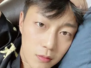 ユン・ドゥジュン（Highlight）、至近距離のまなざしでファンもドキドキ…「髪が伸びた」