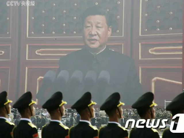 去る1日、中国北京の天安門広場で建国70周年を迎え、習近平主席の演説の映像が映し出されている（提供:news1）