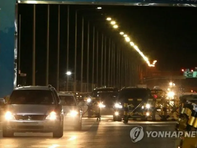 新型コロナウイルス感染を防ぐため、南北共同連絡事務所は１月末に一時的に閉鎖された。韓国に戻る韓国側常駐職員＝（聯合ニュース）