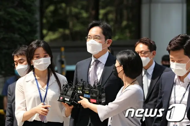 サムスントップ、逮捕状審査のため裁判所到着＝取材陣の問いかけに「無言」（画像:news1）