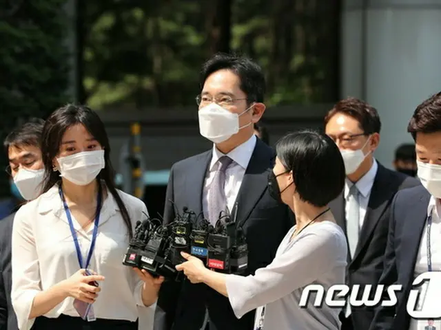 サムスントップ、逮捕状審査のため裁判所到着＝取材陣の問いかけに「無言」（画像:news1）
