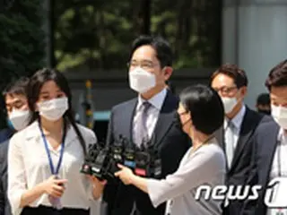 サムスントップ、逮捕状審査のため裁判所到着＝取材陣の問いかけに「無言」