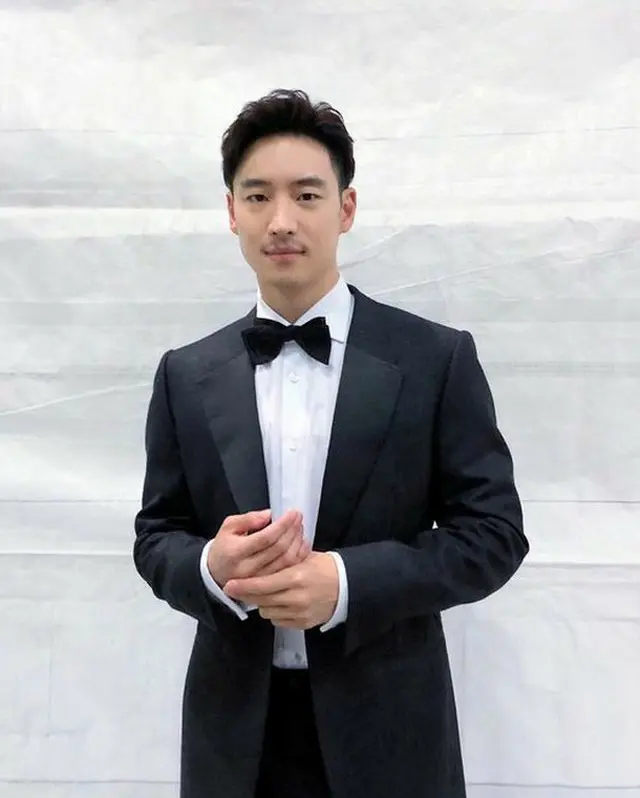 【トピック】俳優イ・ジェフン、ひげにスーツでセクシーな王子様姿が話題（画像提供:OSEN）