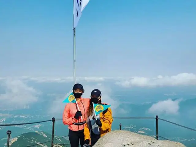 女優イ・シヨン、趣味の登山を満喫中…雲と同じ目の高さの頂上からの認証ショットを公開（提供:OSEN）