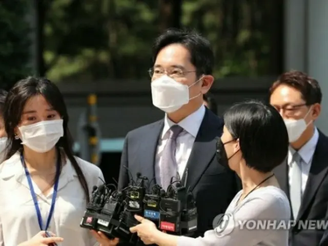 自身の逮捕状の発付可否を巡るソウル中央地裁の令状審査に出席するため地裁に入る李在鎔氏＝８日、ソウル（聯合ニュース）