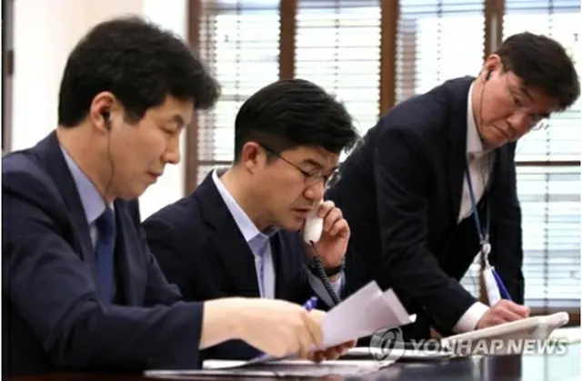 2018年4月、青瓦台（大統領府）に設置された南北首脳間の直通電話で試験通話を行う様子（資料写真）＝（聯合ニュース）