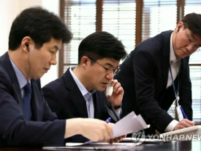 2018年4月、青瓦台（大統領府）に設置された南北首脳間の直通電話で試験通話を行う様子（資料写真）＝（聯合ニュース）