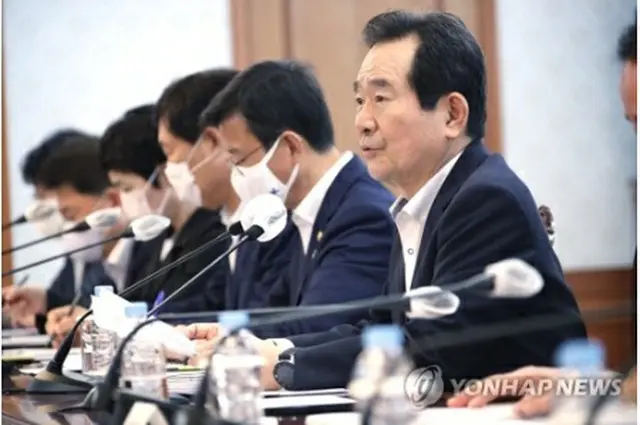 政府ソウル庁舎で開かれた食品安全政策委員会で発言する丁首相＝９日、ソウル（聯合ニュース）