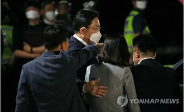 逮捕状請求が棄却され、ソウル拘置所を出て帰宅する李氏＝9日、義王（聯合ニュース）