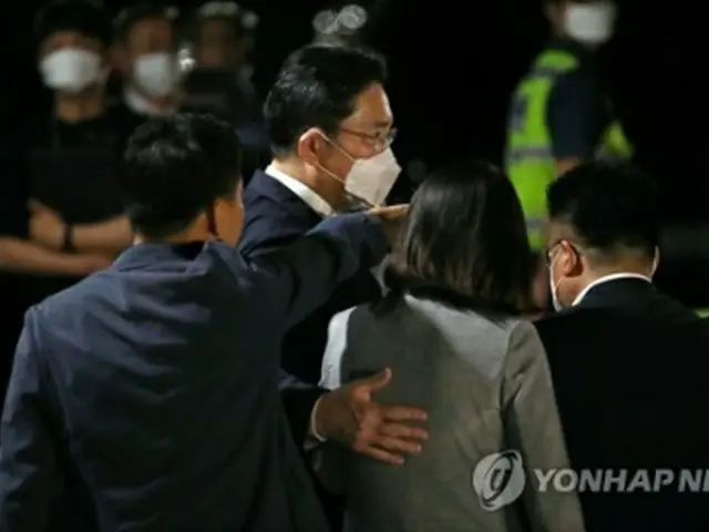 逮捕状請求が棄却され、ソウル拘置所を出て帰宅する李氏＝9日、義王（聯合ニュース）