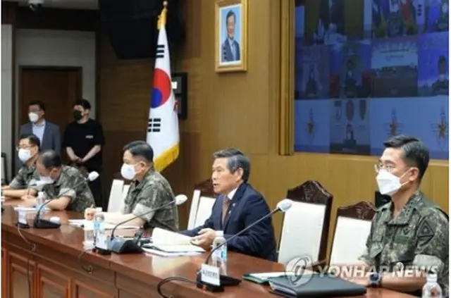国防部で開かれた全軍主要指揮官会議で発言する鄭長官（右から2人目）＝10日、ソウル（聯合ニュース）