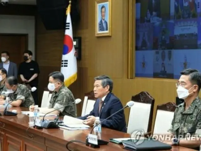国防部で開かれた全軍主要指揮官会議で発言する鄭長官（右から2人目）＝10日、ソウル（聯合ニュース）