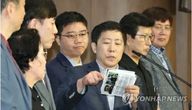 自由北韓運動連合の代表、朴相学氏（中央）は８日、北朝鮮へのビラ散布などに関する記者会見を開いた。ビラを見せる朴氏＝（聯合ニュース）