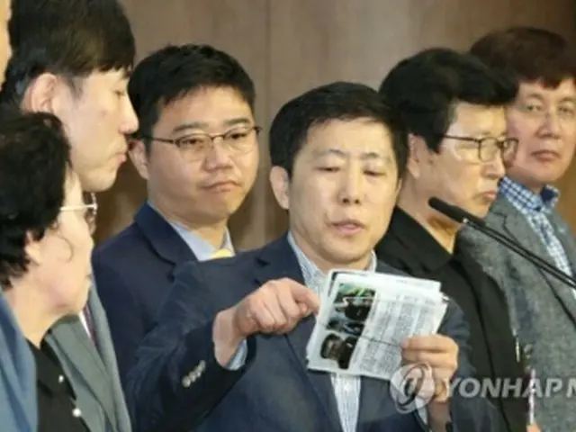 自由北韓運動連合の代表、朴相学氏（中央）は８日、北朝鮮へのビラ散布などに関する記者会見を開いた。ビラを見せる朴氏＝（聯合ニュース）