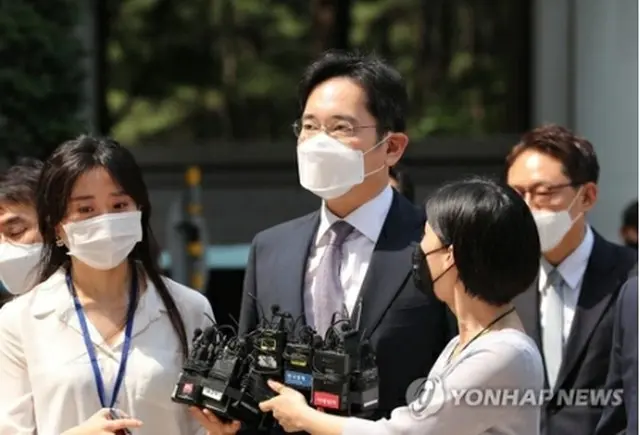 8日、自身の逮捕状の発付可否を巡る令状審査に出席するためソウル中央地裁に入る李在鎔氏＝（聯合ニュース）