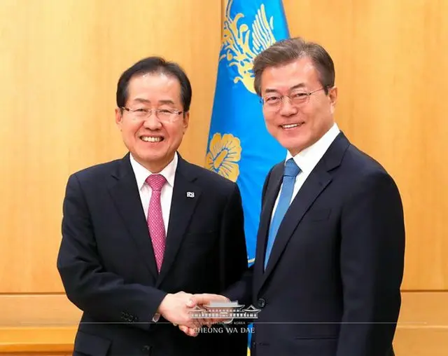 韓国の文在寅大統領と洪準杓議員（提供:news1）