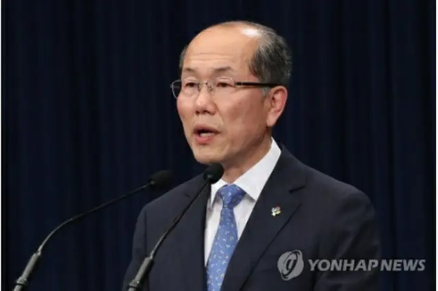 北朝鮮へのビラ散布に対する政府の方針を発表する金有根氏＝１１日、ソウル（聯合ニュース）