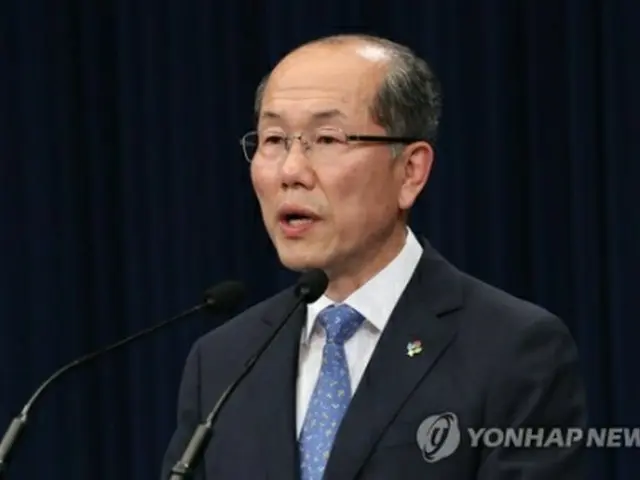 北朝鮮へのビラ散布に対する政府の方針を発表する金有根氏＝１１日、ソウル（聯合ニュース）