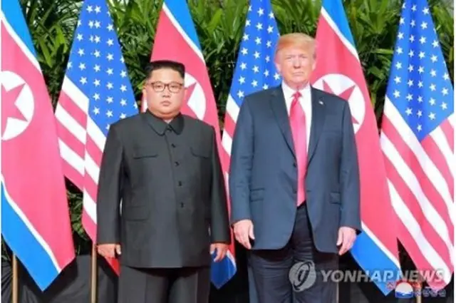 2018年6月12日、シンガポールで会談する金委員長とトランプ米大統領＝（聯合ニュース）≪転載・転用禁止≫