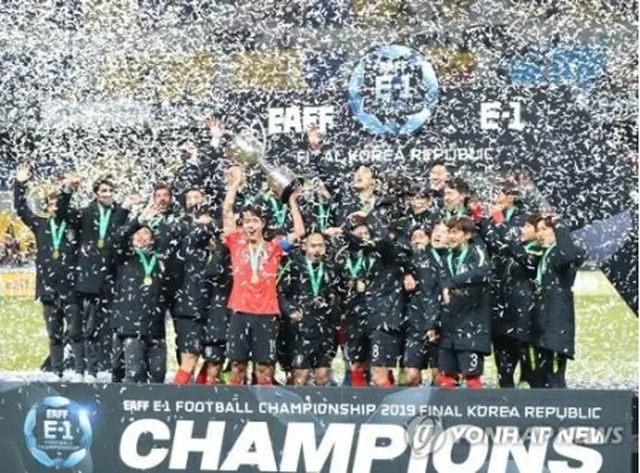 昨年１２月に韓国・釜山で開催されたサッカー・東アジアＥ－１選手権で大会３連覇を果たした韓国代表（資料写真）＝（聯合ニュース）